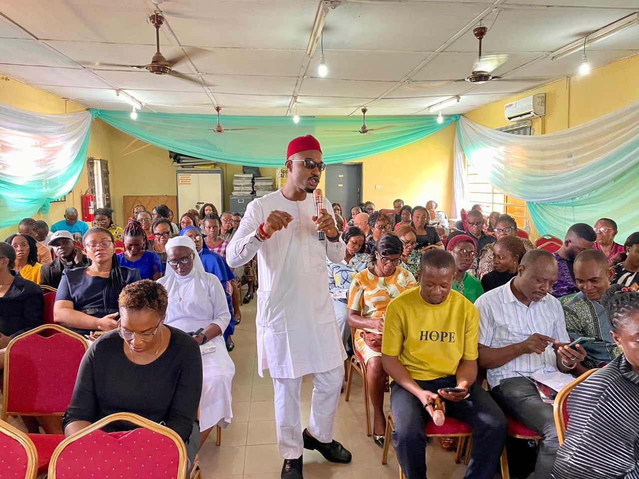A workshop participant speaks while the audience listens at the Faculty of Health Sciences and Technology